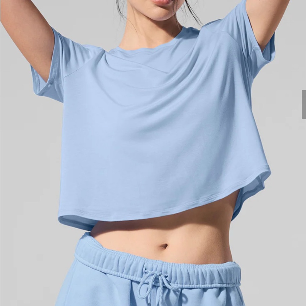 ALO Yoga Cropped All day short sleeve shirt